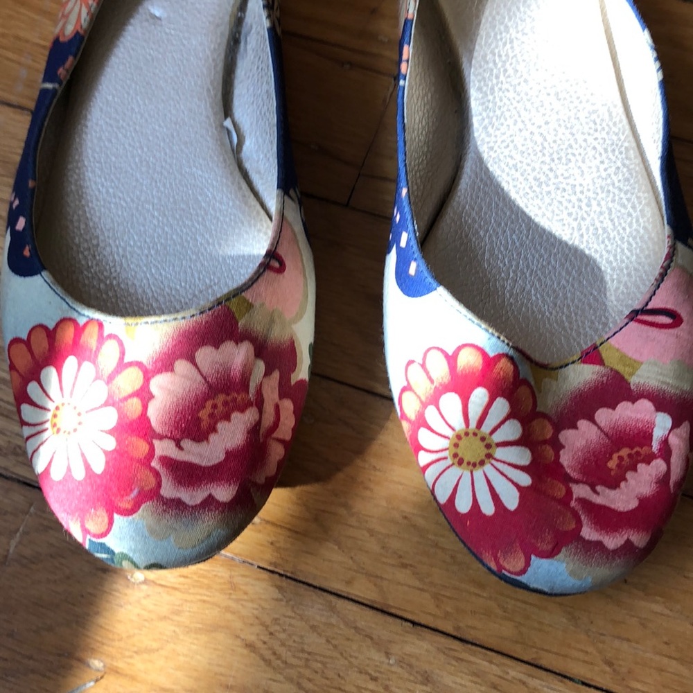 Mossimo Floral Flats - Picture 2 of 4